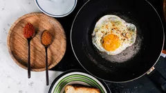 Apenas um ingrediente — e terá os ovos estrelados mais saborosos do mundo