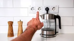 Quantas tomadas são necessárias na cozinha? A resposta que o vai salvar das fichas triplas