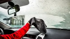 Fica impecavelmente limpo e sem marcas: como lavar facilmente o para-brisas do carro?