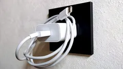 O que acontece se deixar sempre o carregador na tomada: eletricista explica